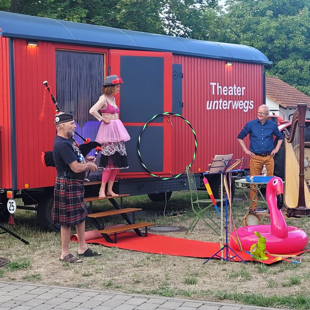darsteller vor dem wagen